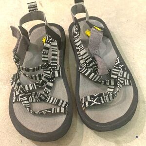 Volatile kids size 1 strappy active waterproof shoes.